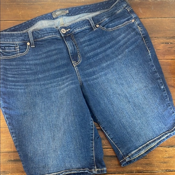 Torrid Blue Jean Shorts with Classic Medium-Wash plus size 22 - Picture 2 of 6